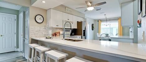 Kühlschrank, Mikrowelle, Ofen, Geschirrspüler