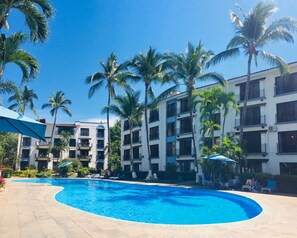 Outdoor pool - - Best vacation rental location | Coco tropical condo - (Zona Hotelera Nte.)