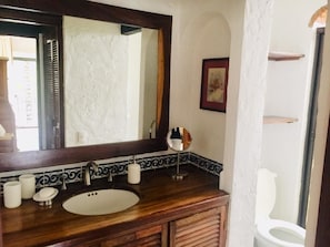 Séchoir à cheveux, serviettes fournies, savon, papier de toilette