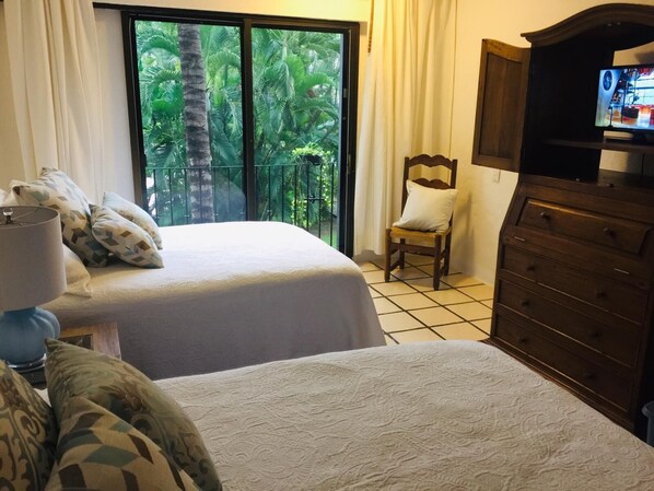 2 bedrooms, iron/ironing board, WiFi, bed sheets - - Best vacation rental location | Coco tropical condo - (Zona Hotelera Nte.)