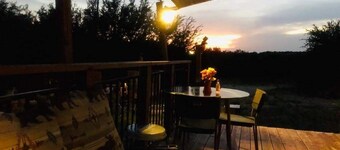 Off grid Glamping cabin.  45 min from north Austin 5 min to Lake Travis