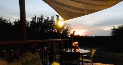 Cabina Glamping fuera de la red. 45 min del norte de Austin 5 min al lago Travis