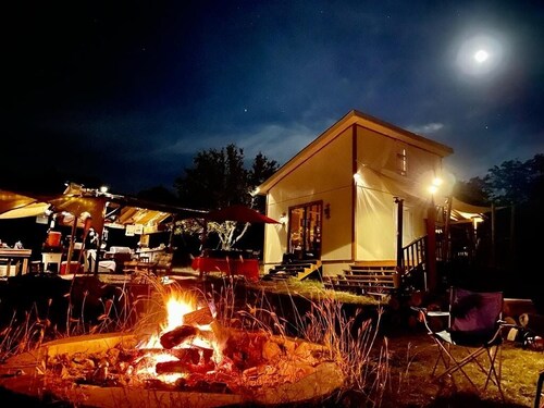 Off grid Glamping cabin.  45 min from north Austin 5 min to Lake Travis