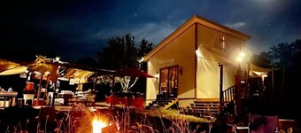 Off grid Glamping cabin.  45 min from north Austin 5 min to Lake Travis