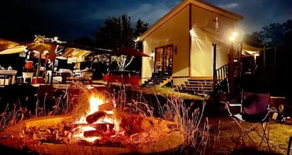 Off grid Glamping cabin. 45 min from north Austin 5 min to Lake Travis