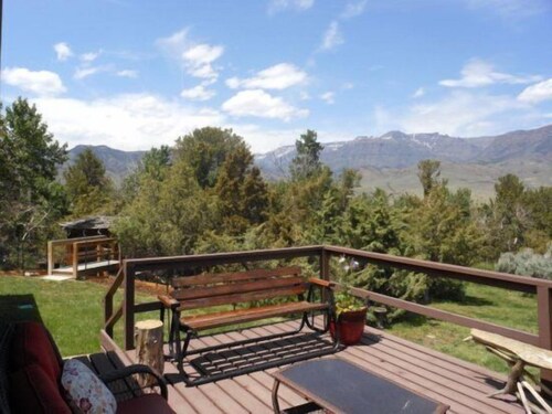 Green Creek Retreat, panoramic mountain views, close to Yellowstone National Park, pet friendly!