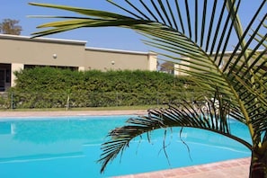Outdoor pool - Azurite Apartments (Lusaka)