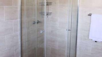 Business Apartment, Multiple Beds, Non Smoking, Kitchen | Bathroom | Combined shower/tub, hydromassage showerhead, hair dryer, towels