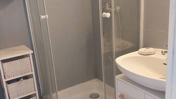 Douche, sĂšche-cheveux, serviettes fournies, savon
