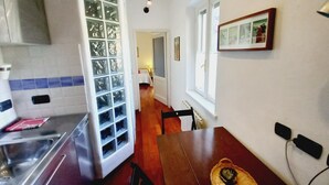 Eine Küche mit Essbereich, ein Fenster mit Blick und einem Wandbild.