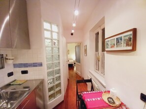 冷蔵庫、コンロ、食器洗い機、コーヒー / ティーメーカー