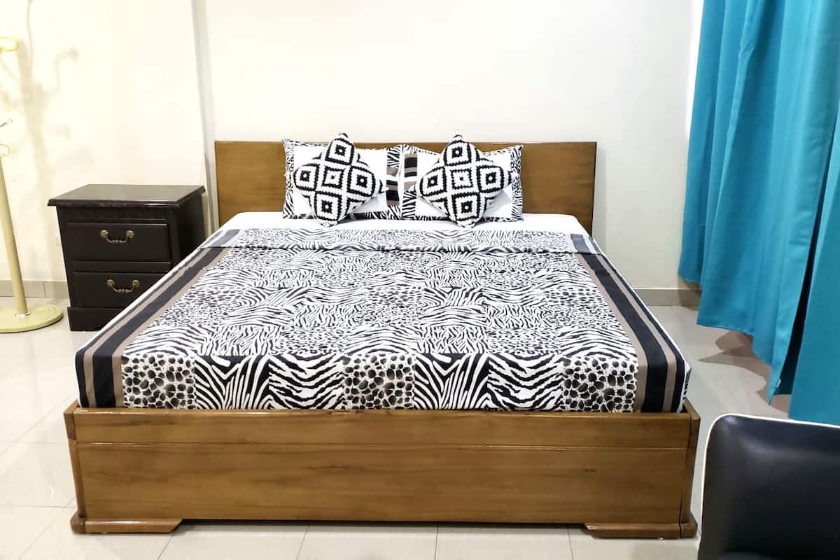 Suite Confort, 1 trĂšs grand lit | Bureau, rideaux occultants, Wi-Fi gratuit, draps fournis