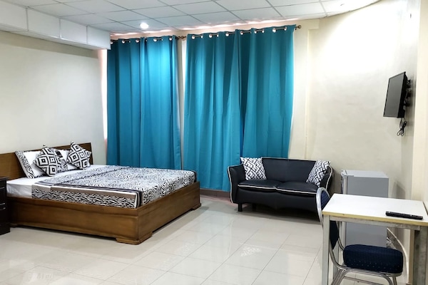 Escritorio, cortinas blackout, wifi gratis y ropa de cama