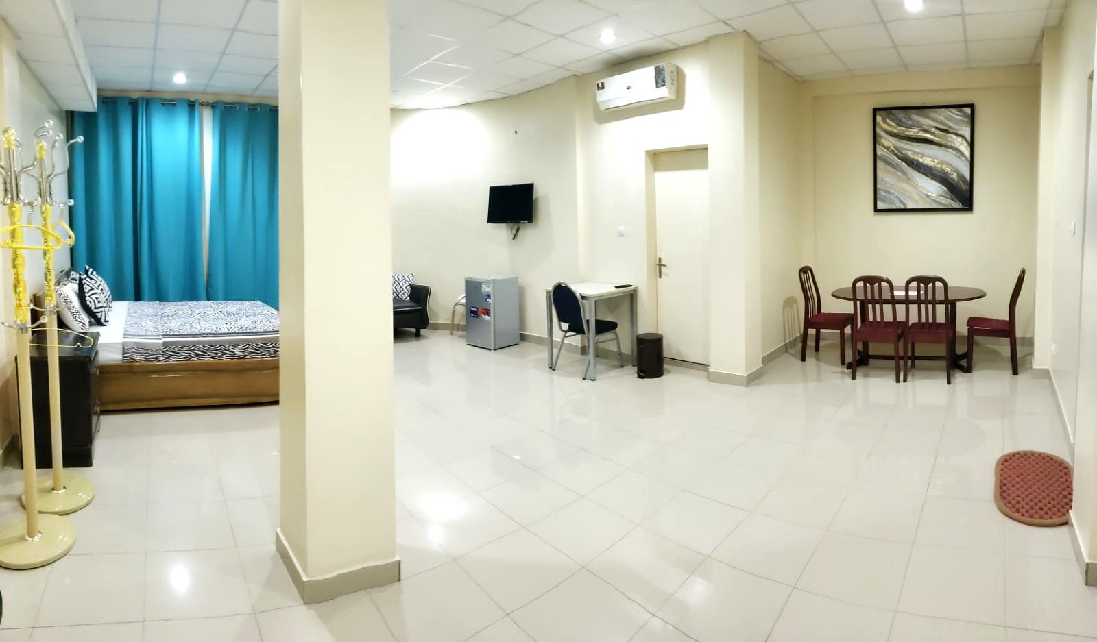 comfort suite, 1 king bed | living area | flat-screen tv