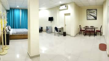 Comfort-Suite, 1 King-Bett | Wohnbereich | Flachbildfernseher