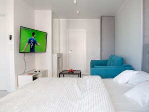 Een bureau, verduisterende gordijnen, gratis wifi, beddengoed