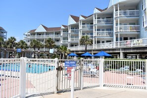 A heated pool - Don't Cross Seawall to Get to the Beach!!!  (Galveston)