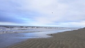 Uma praia com areal e ondas.