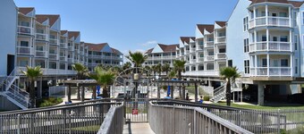 護岸を渡ってビーチに行かないでください!!!