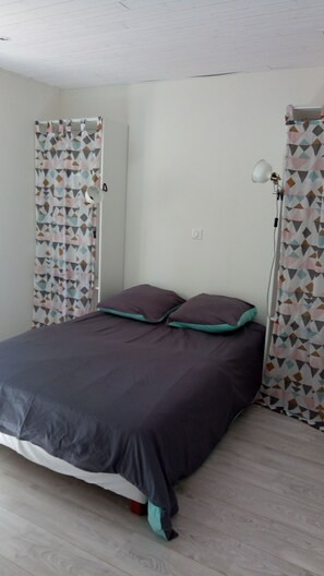 1 chambre, fer et planche Ă repasser