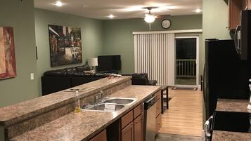 Private kitchen | Fridge, microwave, oven, stovetop