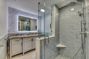 Combined shower/tub, towels