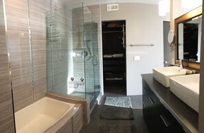 Badewanne, Haartrockner, Handtücher