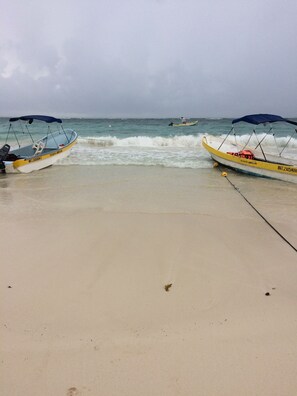 Beach towels - Sleeps 5.  Rooftop infinity pool, 2 bed, 2.5 baths, 2nd floor (Tulum)