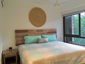 2 bedrooms, iron/ironing board, WiFi, bed sheets - Sleeps 5. Rooftop infinity pool, 2 bed, 2.5 baths, 2nd floor (Tulum)