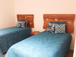 2 bedrooms, iron/ironing board, WiFi, bed sheets - Sleeps 5.  Rooftop infinity pool, 2 bed, 2.5 baths, 2nd floor (Tulum)