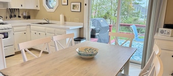 Chatham! 3BR house, large quiet yard, 5 min to beach, walk to shops, restaurants