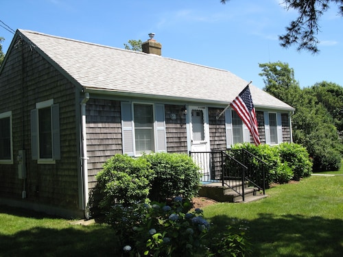 Chatham Break! 3BR, large quiet yard, walk to shops + restaurants. 