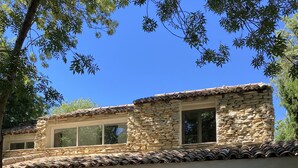 Uma casa de pedra com dois andares e um espaço de pátio.