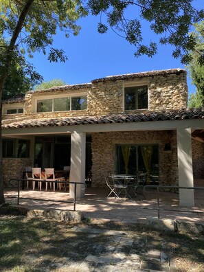 Outdoor dining - 4-bedroom house, 5min from Avignon center (Les Angles)