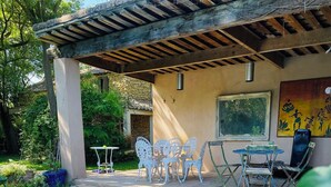 Piscina com pérgola e área de estar externa.