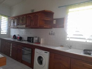 Réfrigérateur, micro-ondes, four, cafetière/bouilloire