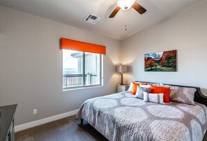 4 bedrooms, desk, iron/ironing board, travel crib - The Penthouse AMAZING VIEWS, Great location! (St George)