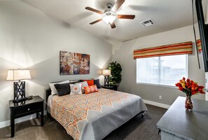 4 Schlafzimmer, Schreibtisch, Bügeleisen/Bügelbrett, Reisekinderbett