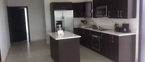 Refrigerador, microondas, horno y lavavajillas