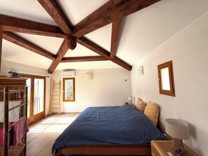 3 bedrooms, desk, iron/ironing board, free WiFi