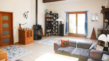 Télévision, cheminée, lecteur de DVD, table de tennis de table