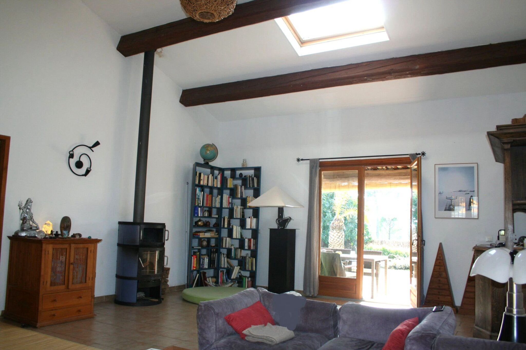 Télévision, cheminée, lecteur de DVD, table de tennis de table