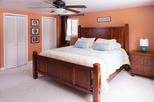 3 chambres, bureau, fer et planche à repasser, lit parapluie