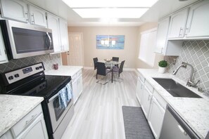 Private kitchen - Gannet · - Adorable Condo By Strip- Restaurants,Shopping (Las Vegas)