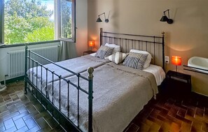 4 bedrooms, iron/ironing board, free WiFi - Nice home in Cesseras with WiFi (Cesseras)