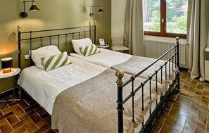 4 bedrooms, iron/ironing board, free WiFi