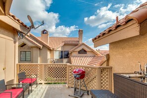 Outdoor dining - FULLY FURNISHED 2 BEDROOM CONDO IN MESA AZ (Mesa)
