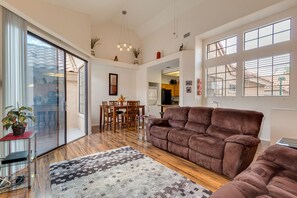 智能电视、壁炉、音乐库、立体声音响