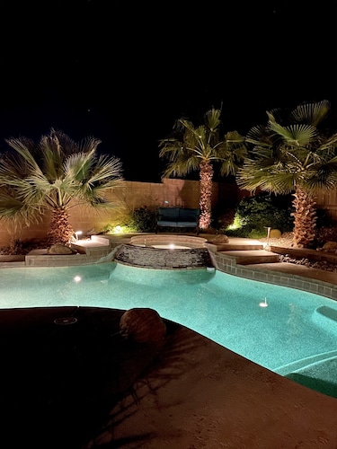 Mountain & Sunset Views, Private Salt water Pool Spa, Putting Green, Spacious