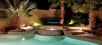 壮大な山と夕日の景色、プライベートプールとスパのあるエンターテイメントハウス